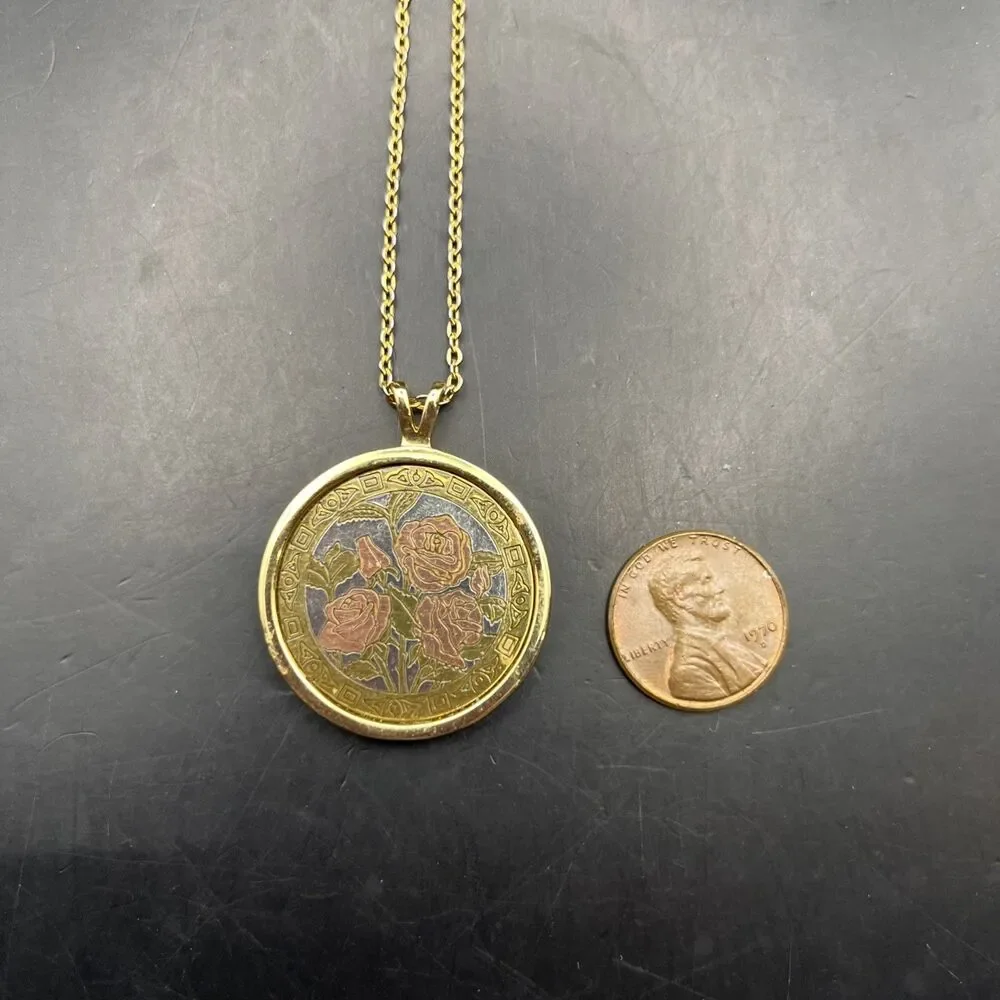 Vintage Rose Medallion Pendant Necklace Floral Flower Bouquet Roses Amway